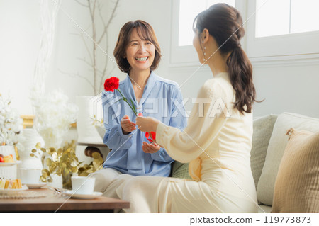 Two women having a conversation in a cafe 119773873