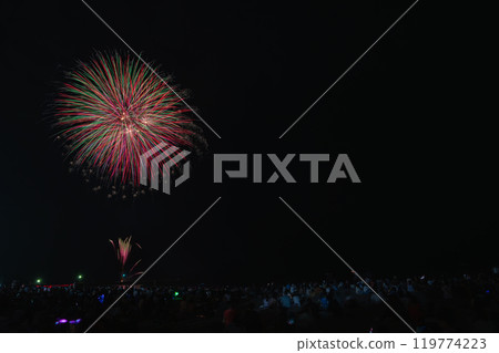 相良海上煙火節:靜岡縣牧之原市相良陽光海灘上空,絢麗的大型煙火照亮了夜空。 相良海上煙火節:靜岡縣牧之原市相良陽光海灘上空,絢麗的大型煙火照亮了夜空。 119774223
