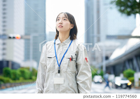 穿著工作服的年輕女子 穿著工作服的年輕女子 119774560