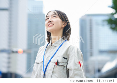 穿著工作服的年輕女子 119774561