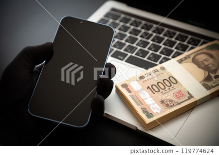 偷錢、智慧型手機和電腦的罪犯的手 119774624