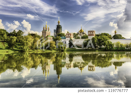 Idillic view of the Novodevichy Convent monastery in Moscow, Russia 119776777