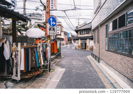 [Naramachi] A tourist spot in Nara with a nostalgic townscape 119777009