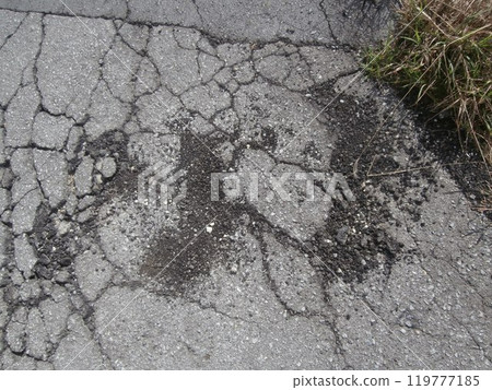 開裂的地面/道路/瀝青 開裂的地面/道路/瀝青 119777185