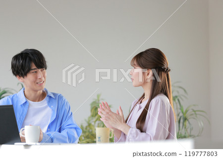 A woman talking about her ideas and a male creator who feels that their ideas are "unrealizable"_1 119777803