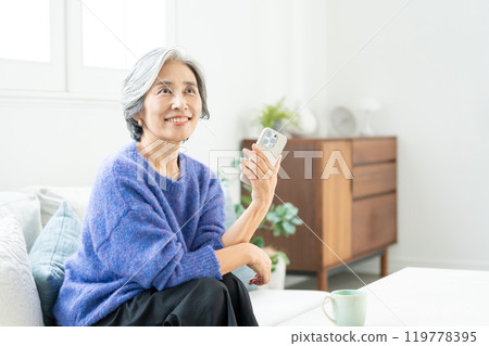 Senior woman operating a smartphone 119778395