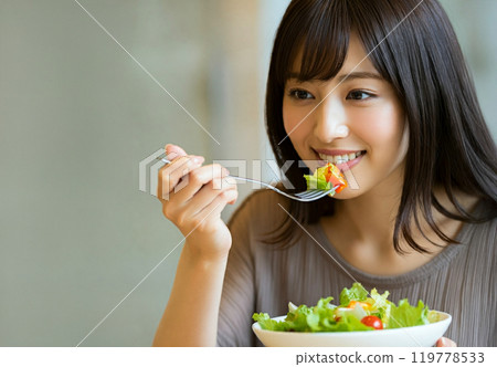 吃菜沙拉的婦女 119778533