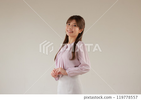 穿著休閒服的創作者女人_對角線 1 119778557