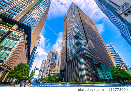 日本東京城市景觀：沐浴在清晨陽光下的大手町站前十字路口的建築...=10月27日 119778694