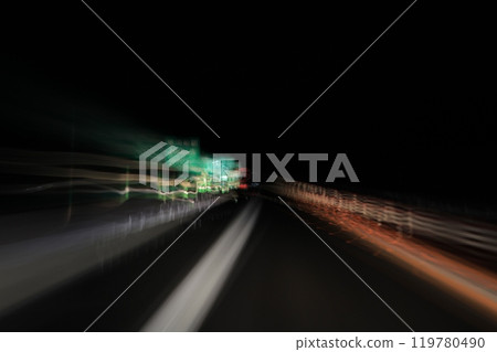 夜間高速公路上流動的燈光和招牌，長時間曝光（弱） 119780490