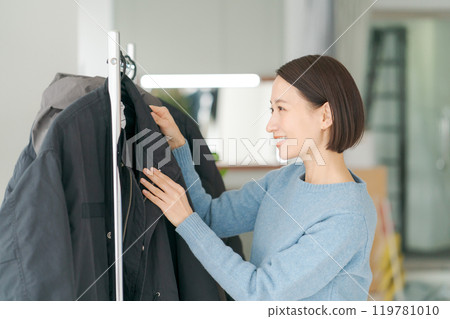 女人把衣服掛在衣架上 119781010