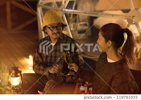 夫婦享受豪華露營晚餐 119781035