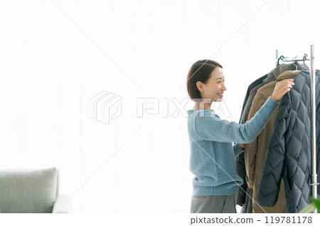 女人把衣服掛在衣架上 女人把衣服掛在衣架上 119781178