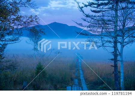 晨霧中的尾瀨原和涉津山 晨霧中的尾瀨原和涉津山 119781194