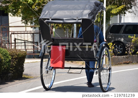 日本春天，岐阜縣高山市，人力車夫拉著人力車，穿著法衣和復古車身的工人 119781239