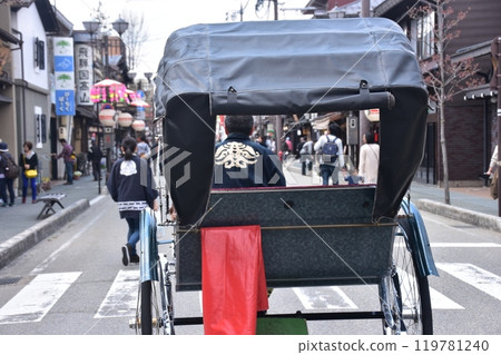 日本岐阜縣高山市，春天的高山節期間，人力車穿過中心的老城區，人力車司機穿著法衣上班 119781240
