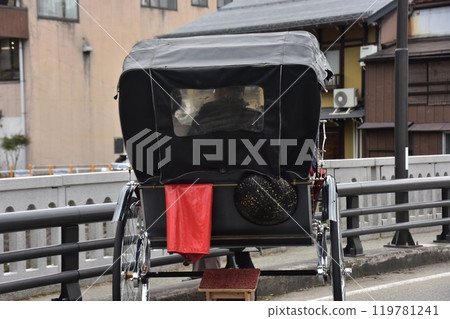 人力車穿過日本岐阜縣高山市中心的一座橋樑，舊城區景觀和載客車輛的後視圖。 119781241