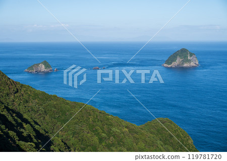 從觀景台看到的兩個漂浮在海中的小島 從觀景台看到的兩個漂浮在海中的小島 119781720