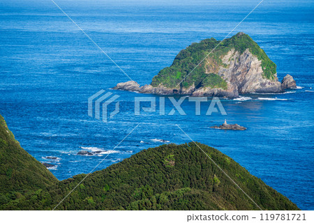 從觀景台看到的一座漂浮在藍色大海中的小島 119781721