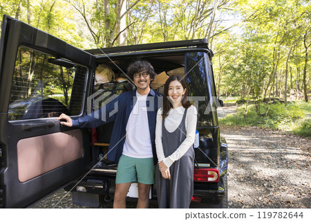 一對夫婦在汽車露營地排隊駕駛汽車 119782644