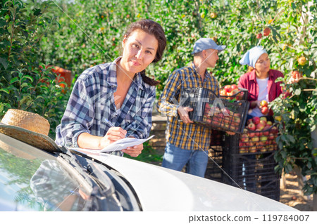 Woman filling out documents 119784007