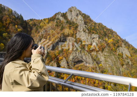 A woman sightseeing in Hokkaido's Hoheikyo in autumn 119784128