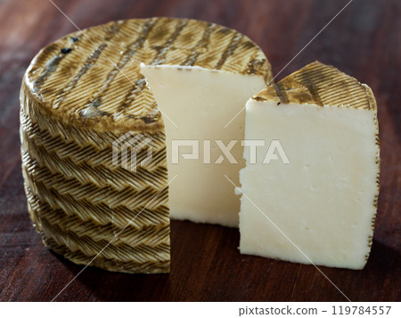 Cow and sheep milk cheese Mezclado 119784557