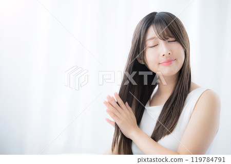 Young woman doing hair care, blue eyes, close up, long hair, angel halo 119784791