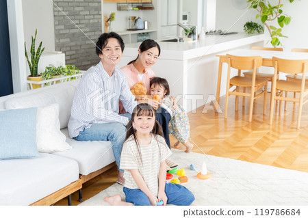 四個人在客廳裡放鬆 119786684