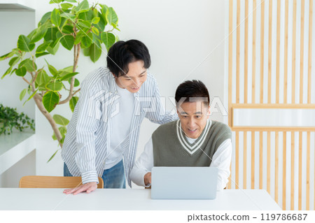 正在客廳教老人如何使用電腦 119786687