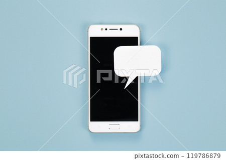 圖片照片:智慧型手機與語音氣泡 圖片照片:智慧型手機與語音氣泡 119786879