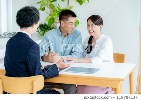 Senior couple consulting 119787137