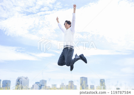 學生行走在藍天白雲下 119787584