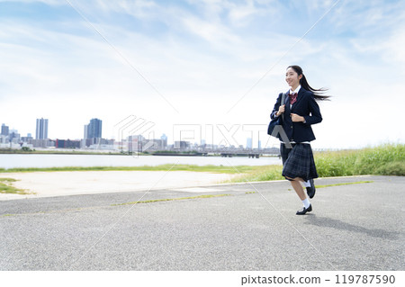藍天白雲下奔跑的學生 藍天白雲下奔跑的學生 119787590