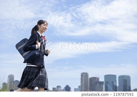 藍天白雲下奔跑的學生 119787591