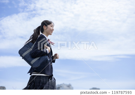 Students running under the blue sky 119787593