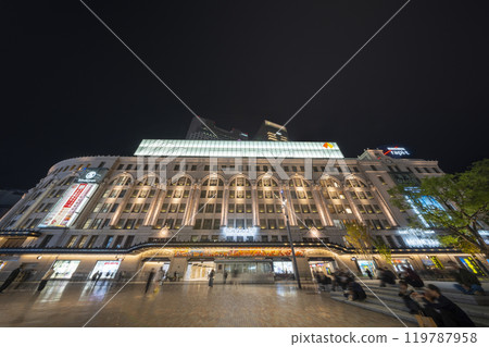 大阪高島屋前難波廣場在晚上 119787958