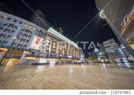 大阪高島屋前難波廣場在晚上 119787961