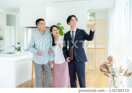 參觀陳列室的資深夫婦 119788519