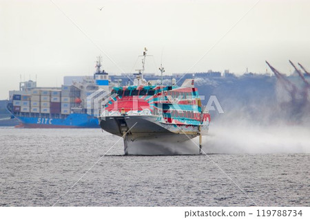 Flying fish connecting the Izu Islands... Jetfoil travelling through Tokyo Port Flying fish connecting the Izu Islands... Jetfoil travelling through Tokyo Port 119788734