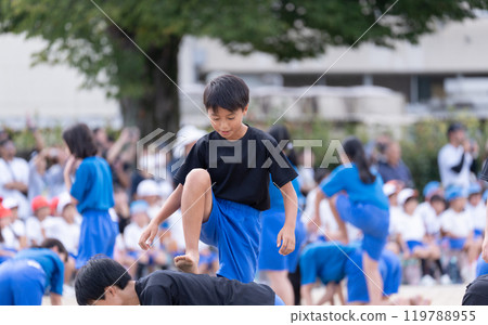 小學生在運動會上做體操 小學生在運動會上做體操 119788955