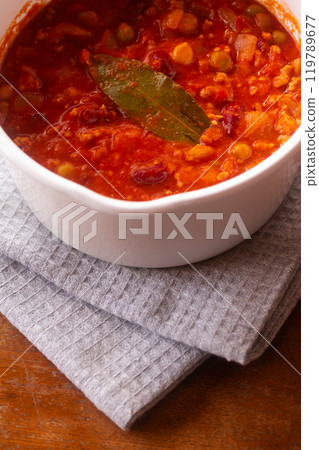 Spicy but not hot, freshly made chili con carne in a pot 119789677