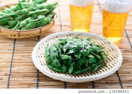 剛煮好的毛豆和啤酒 119790453