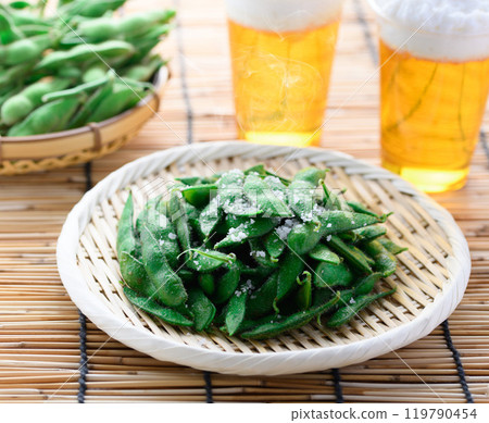 Freshly boiled edamame and beer Freshly boiled edamame and beer 119790454