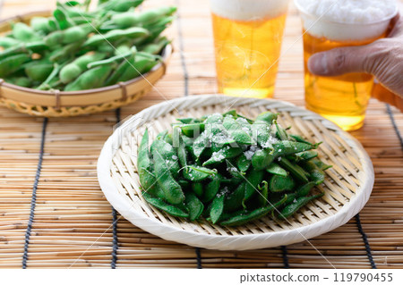 剛煮好的毛豆和啤酒 119790455