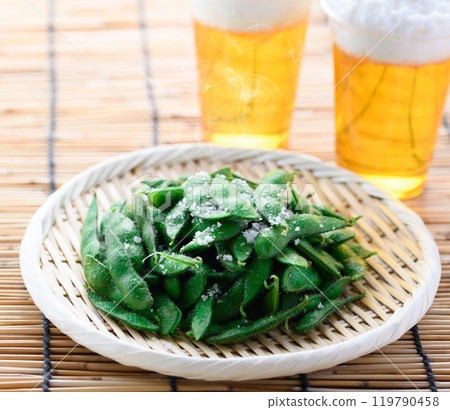 剛煮好的毛豆和啤酒 剛煮好的毛豆和啤酒 119790458