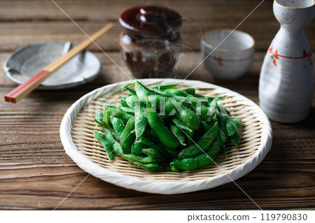 Freshly boiled edamame and sake 119790830