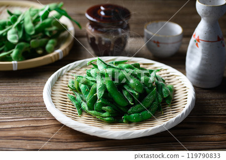 Freshly boiled edamame and sake Freshly boiled edamame and sake 119790833