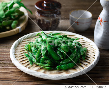 Freshly boiled edamame and sake Freshly boiled edamame and sake 119790834