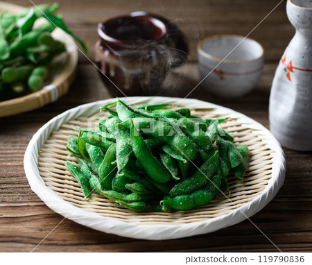 Freshly boiled edamame and sake 119790836